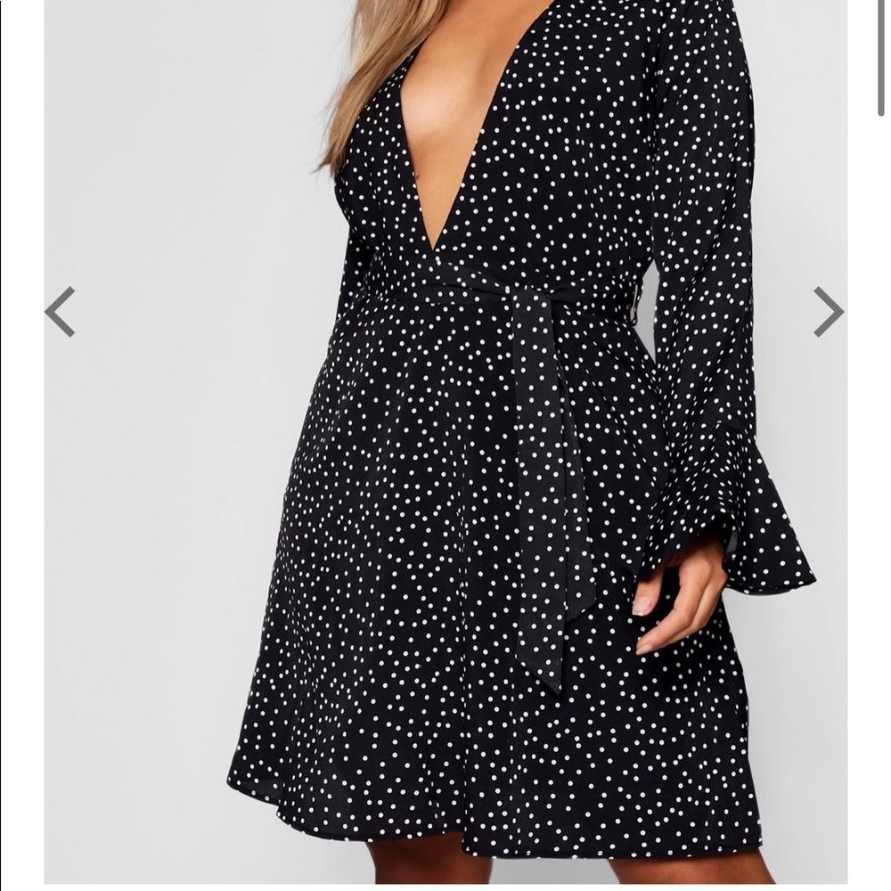 NWT Boohoo Plus Spot Plunge Skater Dress with Tie waist sz. 18